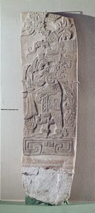 Stele II, rechthoekig met reliëf van een figuur op een platform, Pre-Klassieke periode, ca. 1000 v.Chr.-250 n.Chr.